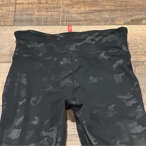 Spanx Faux Leather Camo Leggings Matte Black Womens Size S Cropped - Picture 4 of 12